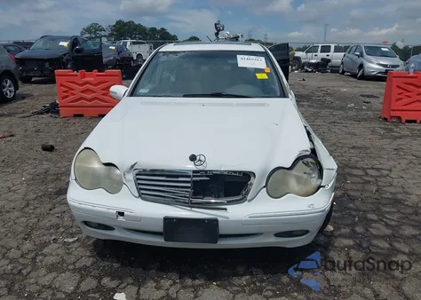 2001 Mercedes-Benz C 240 z USA, uszkodzony, nr VIN WDBRF61J61F082443